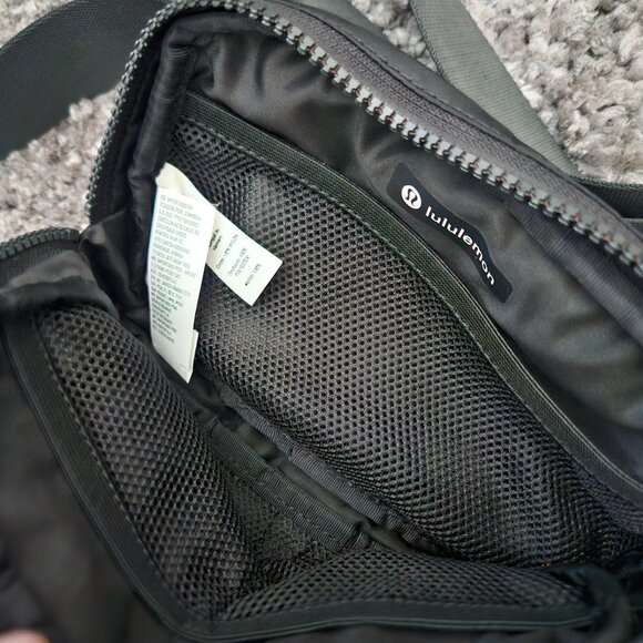 Used Lululemon Everywhere Crossbody Belt Bag 1L - Black - Picture 4 of 5